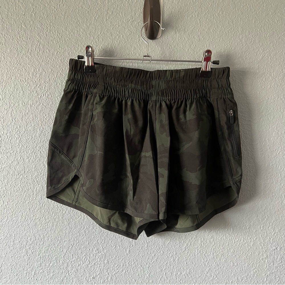 Lululemon size 8 camo track that lined shorts mid rise